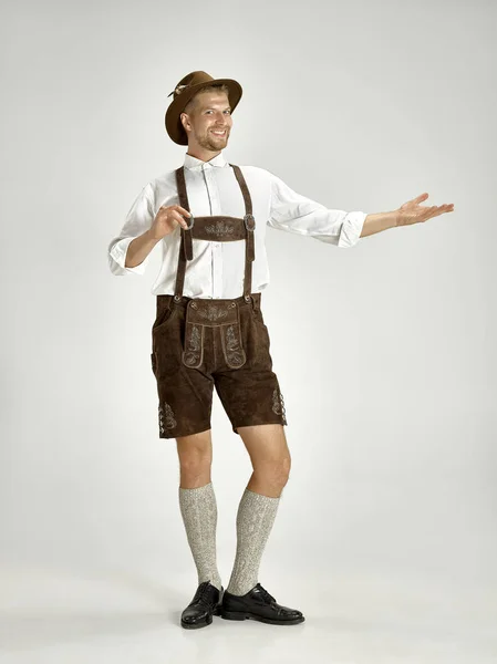 Portret Oktoberfest Młody Mężczyzna Kapeluszu Noszenie Tradycyjnych Bawarskich Ubrania Stojący — Zdjęcie stockowe