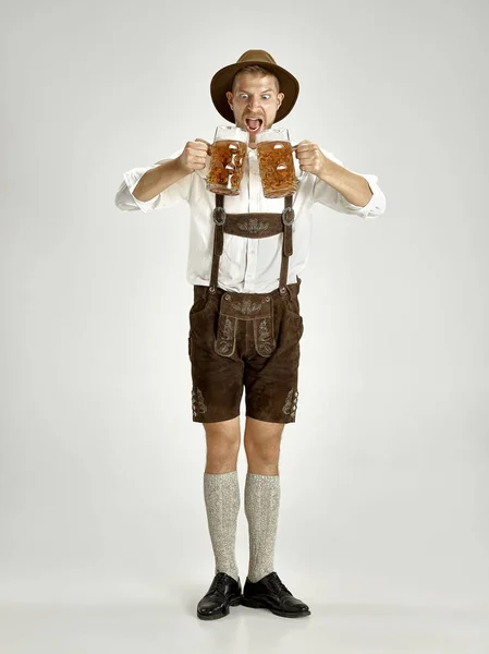 Porträt Eines Oktoberfestjungen Mit Hut Der Bayerischer Tracht Mit Bier — Stockfoto