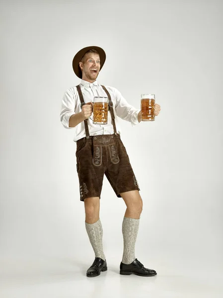 Portret Oktoberfest Młody Mężczyzna Kapeluszu Noszenie Tradycyjnych Bawarskich Ubrania Stojący — Zdjęcie stockowe