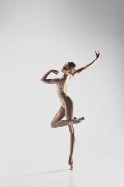 Bailarina. Joven bailarina de ballet femenina elegante bailando en el estudio. Belleza del ballet clásico . — Foto de Stock