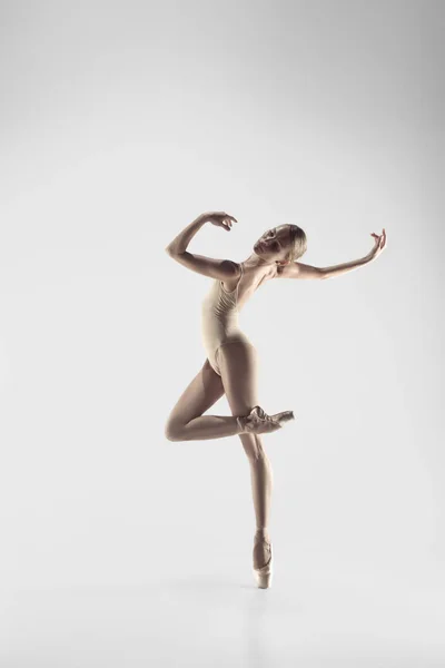 Ballerina. Jonge sierlijke vrouwelijke balletdanser dansen bij studio. Schoonheid van klassiek ballet. — Stockfoto