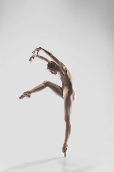 Ballerina. Jonge sierlijke vrouwelijke balletdanser dansen bij studio. Schoonheid van klassiek ballet. — Stockfoto