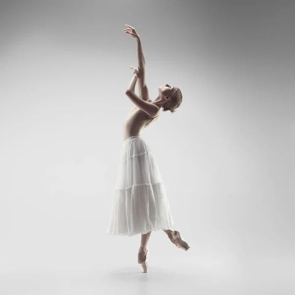 Ballerina. Giovane ballerina di danza femminile graziosa che balla in studio. Bellezza del balletto classico . — Foto Stock