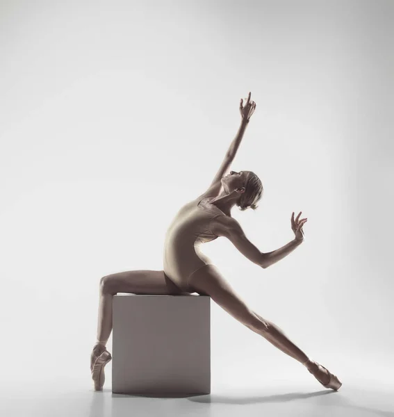 Bailarina. Joven bailarina de ballet femenina elegante bailando en el estudio. Belleza del ballet clásico . — Foto de Stock