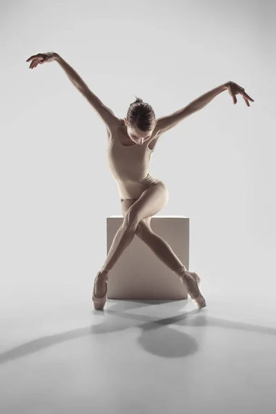 Bailarina. Jovem dançarina de balé graciosa dançando no estúdio. Beleza de balé clássico . — Fotografia de Stock