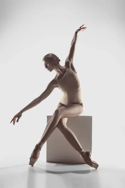 Bailarina. Jovem dançarina de balé graciosa dançando no estúdio. Beleza de balé clássico . — Fotografia de Stock
