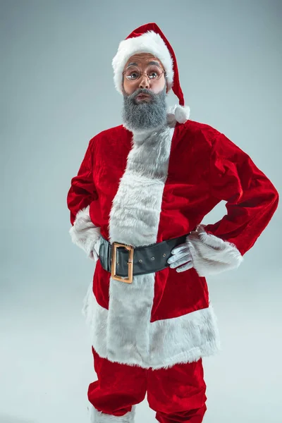 Zabawny facet w Boże Narodzenie kapelusz. Nowy rok wakacje. Boże Narodzenie x-mas, zima, koncepcja prezenty. — Zdjęcie stockowe