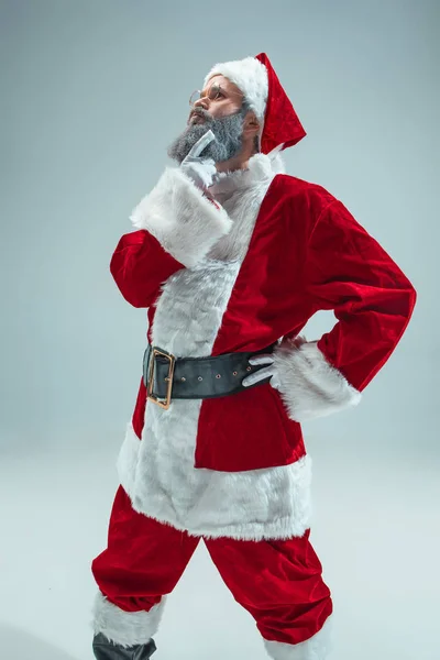 Un tipo buffo col cappello di Natale. Vacanze di Capodanno. Natale, x-mas, inverno, concetto di regali . — Foto Stock