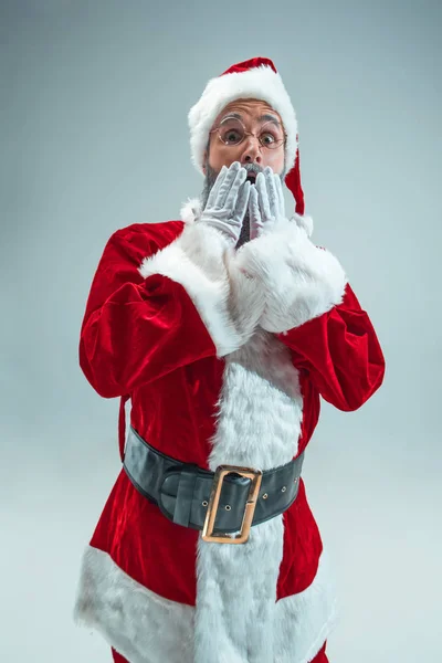 Lustiger Typ mit Weihnachtsmütze. Neujahrsferien. Weihnachten, Weihnachten, Winter, Geschenkkonzept. — Stockfoto