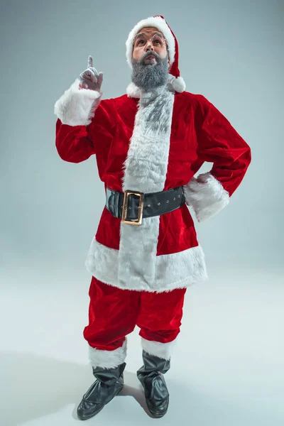 Noel şapka komik adam. Yeni yıl tatili. Noel, x-mas, kış, hediyeler kavramı. — Stok fotoğraf