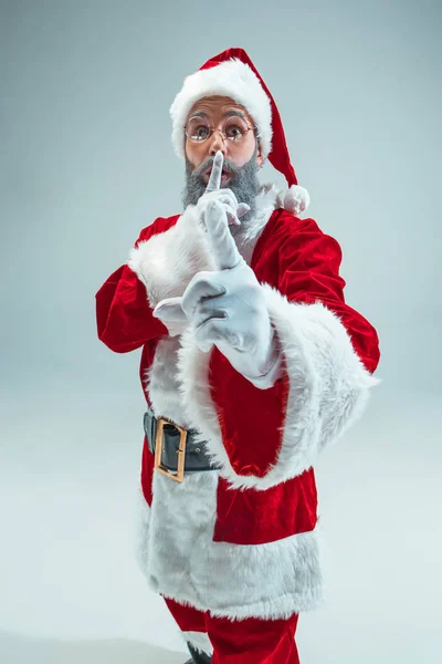 Un tipo gracioso con sombrero de navidad. Fiesta de Año Nuevo. Navidad, x-mas, invierno, concepto de regalos . —  Fotos de Stock