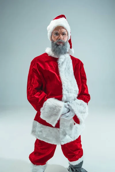 Lustiger Typ mit Weihnachtsmütze. Neujahrsferien. Weihnachten, Weihnachten, Winter, Geschenkkonzept. — Stockfoto