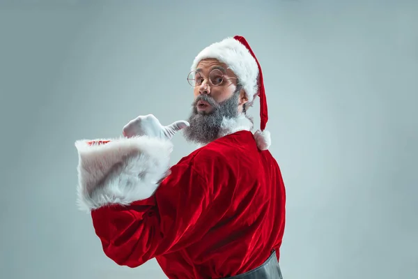 Un tipo buffo col cappello di Natale. Vacanze di Capodanno. Natale, x-mas, inverno, concetto di regali . — Foto Stock