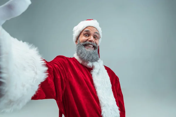 Un tipo gracioso con sombrero de navidad. Fiesta de Año Nuevo. Navidad, x-mas, invierno, concepto de regalos . —  Fotos de Stock