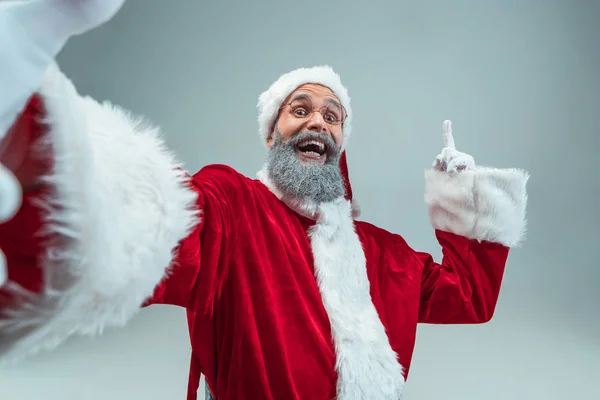 Un tipo gracioso con sombrero de navidad. Fiesta de Año Nuevo. Navidad, x-mas, invierno, concepto de regalos . —  Fotos de Stock