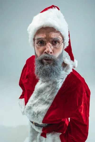 Um tipo engraçado de chapéu de Natal. Férias de Ano Novo. Natal, Natal, inverno, conceito de presentes . — Fotografia de Stock