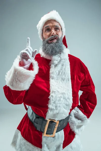 Lustiger Typ mit Weihnachtsmütze. Neujahrsferien. Weihnachten, Weihnachten, Winter, Geschenkkonzept. — Stockfoto