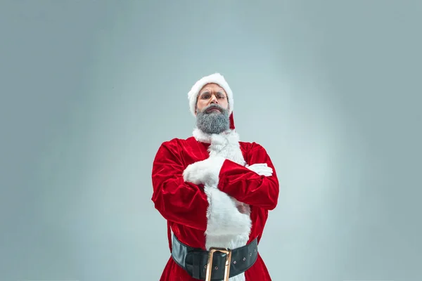 Un tipo gracioso con sombrero de navidad. Fiesta de Año Nuevo. Navidad, x-mas, invierno, concepto de regalos . — Foto de Stock