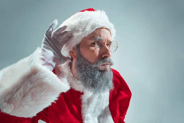 Un tipo buffo col cappello di Natale. Vacanze di Capodanno. Natale, x-mas, inverno, concetto di regali . — Foto Stock