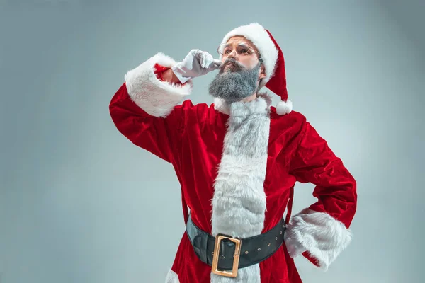 Un tipo gracioso con sombrero de navidad. Fiesta de Año Nuevo. Navidad, x-mas, invierno, concepto de regalos . —  Fotos de Stock