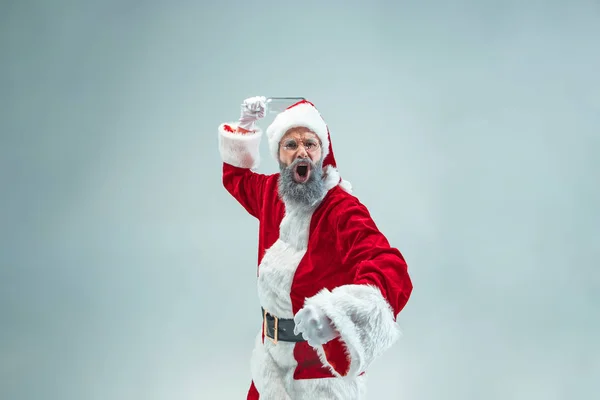Grappige kerel in KERSTMUTS. Nieuwjaars vakantie. Kerstmis, Kerstmis, winter, geschenken concept. — Stockfoto