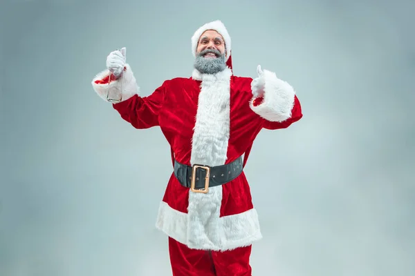 Lustiger Typ mit Weihnachtsmütze. Neujahrsferien. Weihnachten, Weihnachten, Winter, Geschenkkonzept. — Stockfoto