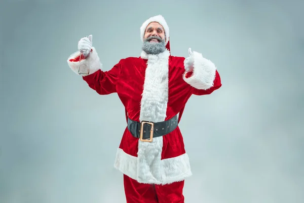 Un tipo gracioso con sombrero de navidad. Fiesta de Año Nuevo. Navidad, x-mas, invierno, concepto de regalos . —  Fotos de Stock