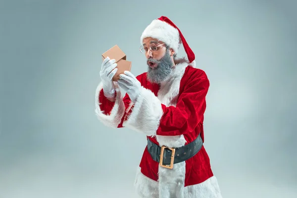 Lustiger Typ mit Weihnachtsmütze. Neujahrsferien. Weihnachten, Weihnachten, Winter, Geschenkkonzept. — Stockfoto