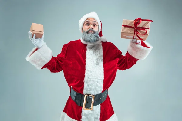 Lustiger Typ mit Weihnachtsmütze. Neujahrsferien. Weihnachten, Weihnachten, Winter, Geschenkkonzept. — Stockfoto