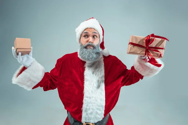 Lustiger Typ mit Weihnachtsmütze. Neujahrsferien. Weihnachten, Weihnachten, Winter, Geschenkkonzept. — Stockfoto