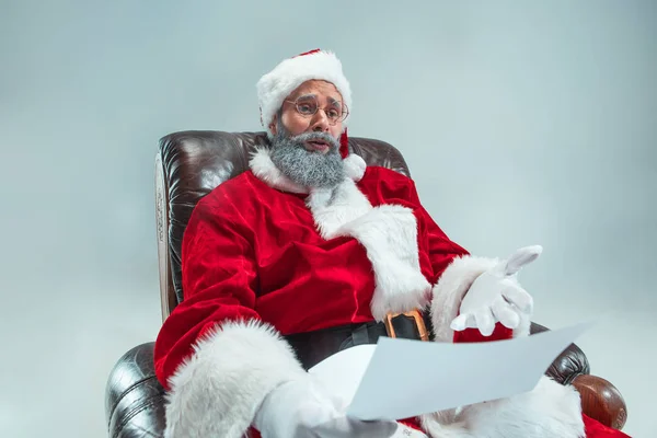 Un tipo gracioso con sombrero de navidad. Fiesta de Año Nuevo. Navidad, x-mas, invierno, concepto de regalos . — Foto de Stock