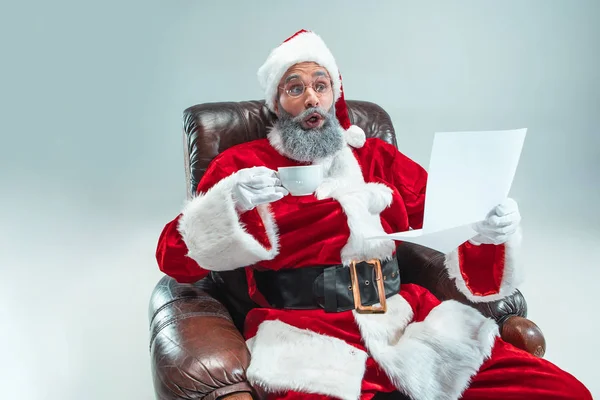 Lustiger Typ mit Weihnachtsmütze. Neujahrsferien. Weihnachten, Weihnachten, Winter, Geschenkkonzept. — Stockfoto