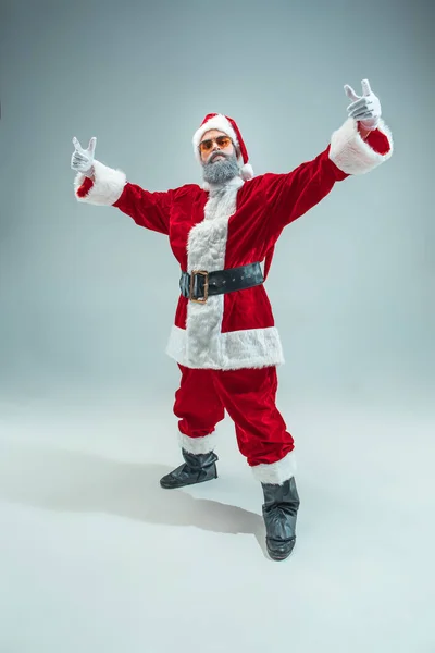 Un tipo gracioso con sombrero de navidad. Fiesta de Año Nuevo. Navidad, x-mas, invierno, concepto de regalos . —  Fotos de Stock