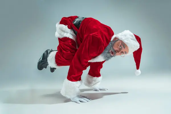 Lustiger Typ mit Weihnachtsmütze. Neujahrsferien. Weihnachten, Weihnachten, Winter, Geschenkkonzept. — Stockfoto