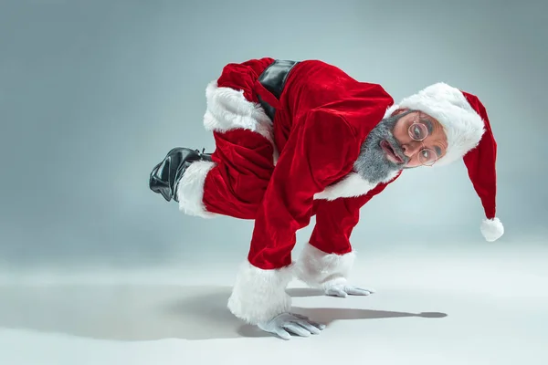 Lustiger Typ mit Weihnachtsmütze. Neujahrsferien. Weihnachten, Weihnachten, Winter, Geschenkkonzept. — Stockfoto