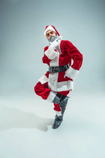 Un tipo gracioso con sombrero de navidad. Fiesta de Año Nuevo. Navidad, x-mas, invierno, concepto de regalos . — Foto de Stock