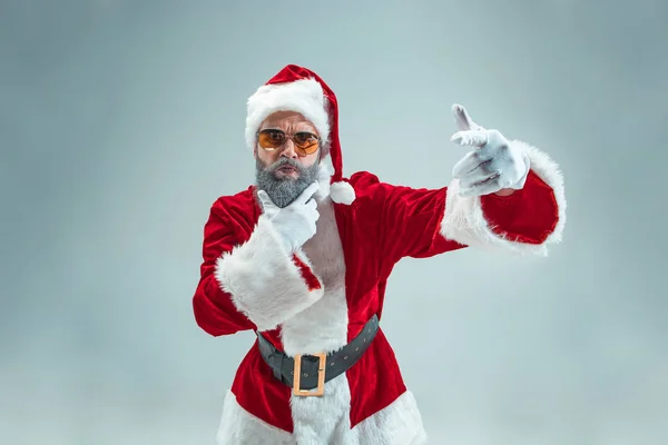 Un tipo gracioso con sombrero de navidad. Fiesta de Año Nuevo. Navidad, x-mas, invierno, concepto de regalos . — Foto de Stock