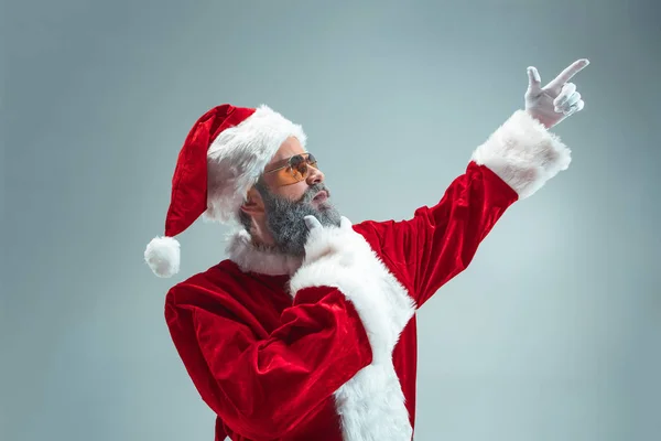 Rolig kille i jul hatt. Nya året semester. Jul, x-mas, vinter, gåvor koncept. — Stockfoto