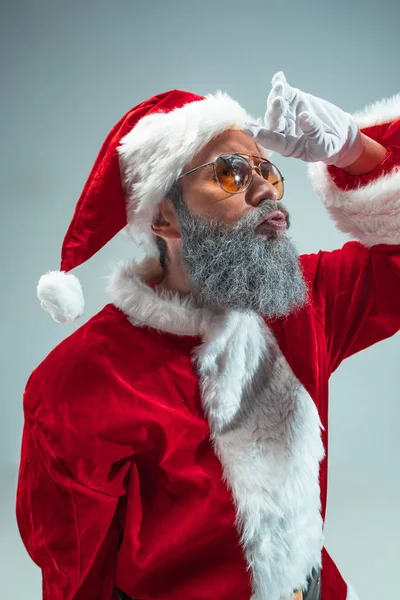 Um tipo engraçado de chapéu de Natal. Férias de Ano Novo. Natal, Natal, inverno, conceito de presentes . — Fotografia de Stock