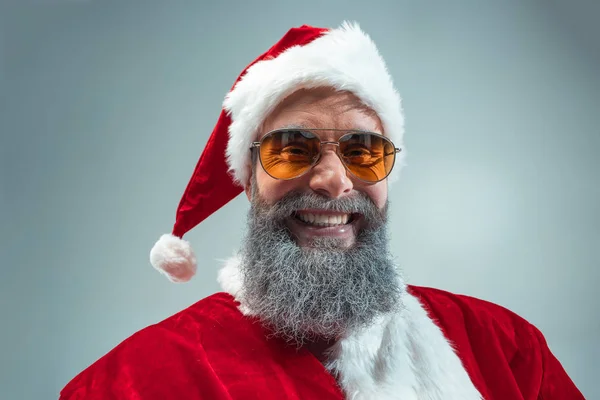 Un tipo gracioso con sombrero de navidad. Fiesta de Año Nuevo. Navidad, x-mas, invierno, concepto de regalos . — Foto de Stock