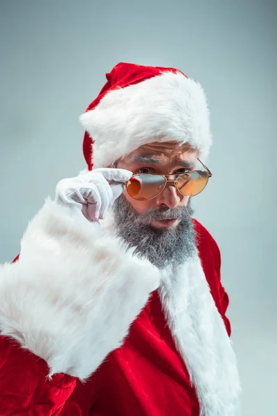 Αστείος τύπος στο Χριστουγεννιάτικο καπέλο. Νέο έτος διακοπές. Χριστούγεννα, x-mas, χειμώνα, δώρα έννοια. — Φωτογραφία Αρχείου