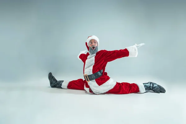 Un tipo gracioso con sombrero de navidad. Fiesta de Año Nuevo. Navidad, x-mas, invierno, concepto de regalos . — Foto de Stock