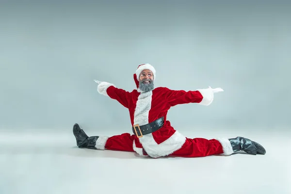 Un tipo buffo col cappello di Natale. Vacanze di Capodanno. Natale, x-mas, inverno, concetto di regali . — Foto Stock