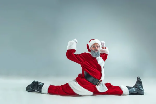 Un tipo gracioso con sombrero de navidad. Fiesta de Año Nuevo. Navidad, x-mas, invierno, concepto de regalos . — Foto de Stock