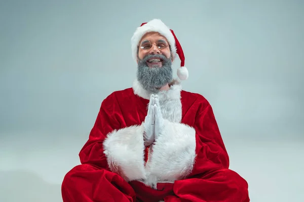 Un tipo gracioso con sombrero de navidad. Fiesta de Año Nuevo. Navidad, x-mas, invierno, concepto de regalos . — Foto de Stock