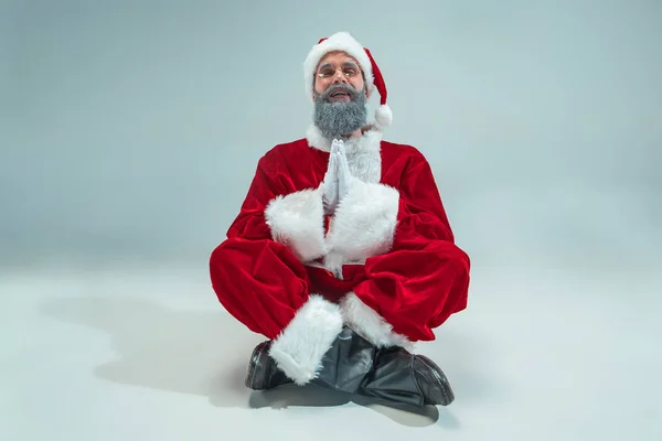 Grappige kerel in KERSTMUTS. Nieuwjaars vakantie. Kerstmis, Kerstmis, winter, geschenken concept. — Stockfoto