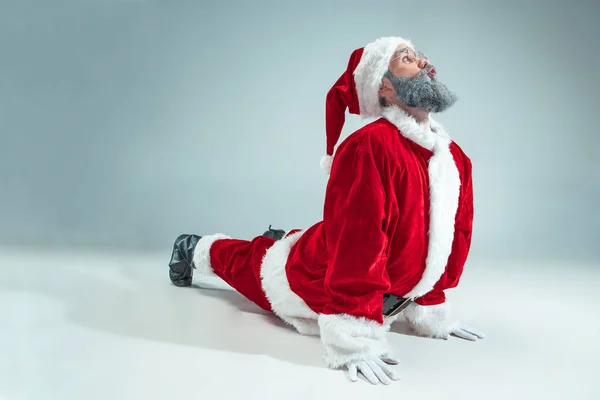 Lustiger Typ mit Weihnachtsmütze. Neujahrsferien. Weihnachten, Weihnachten, Winter, Geschenkkonzept. — Stockfoto