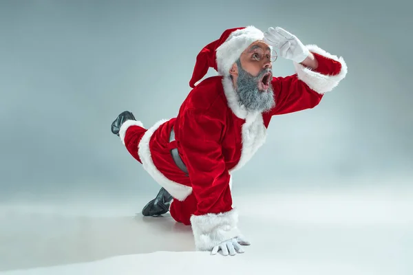 Lustiger Typ mit Weihnachtsmütze. Neujahrsferien. Weihnachten, Weihnachten, Winter, Geschenkkonzept. — Stockfoto