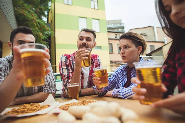 Il gruppo di amici sorseggia un drink al bar all'aperto — Foto Stock