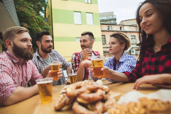 El grupo de amigos disfrutando de la bebida en el bar al aire libre — Foto de Stock